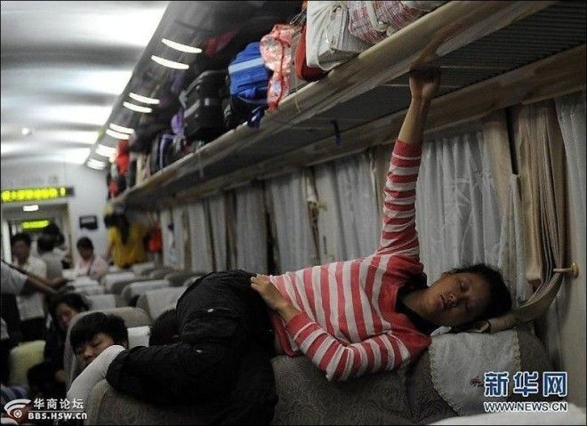 Китайские поезда снаружи и внутри вагон железная дорога китай люди поезд транспорт