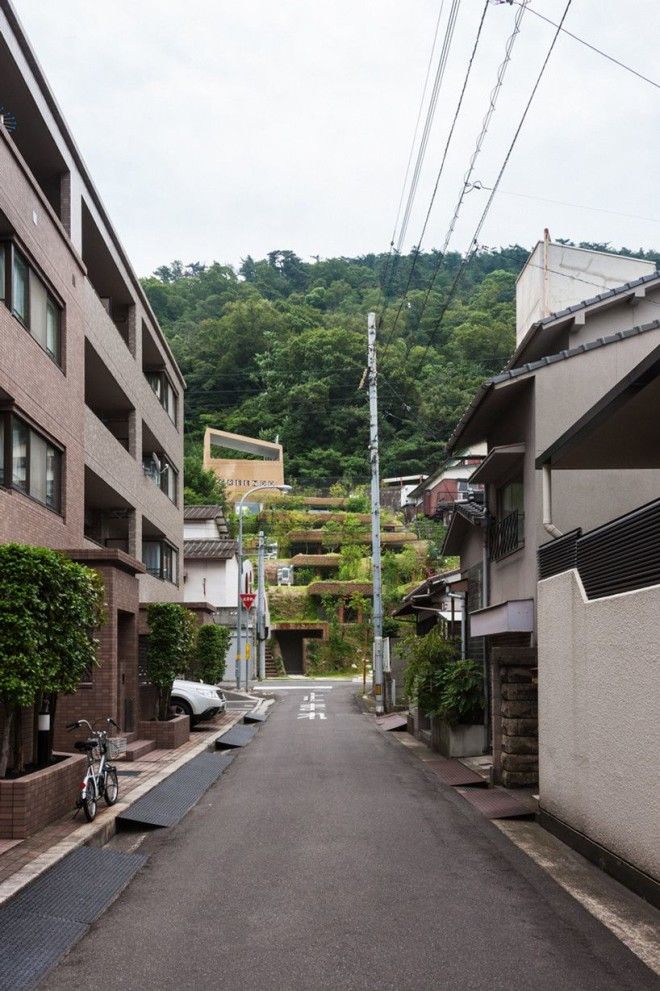 Жилой комплекс встроенный в землянной ландшафт Японии 
