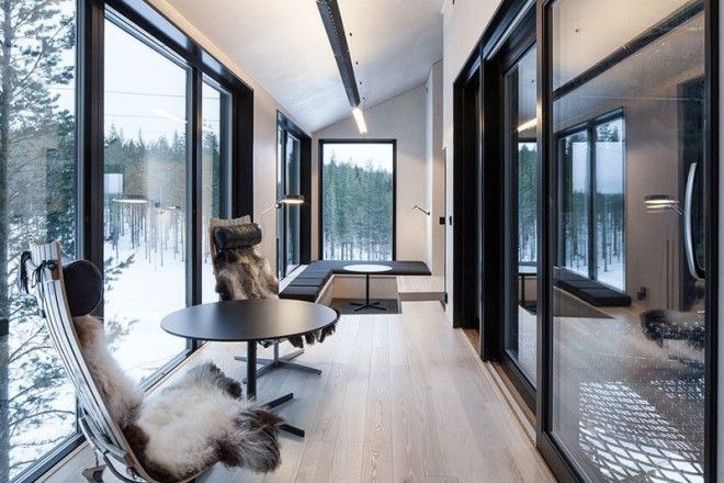 Деревянный интерьер дарит ощущение комфорта а большие окна заполняют пространство светом и открывают потрясающие виды на лапландский лес и реку Лулеэльвен Отель дерево швеция