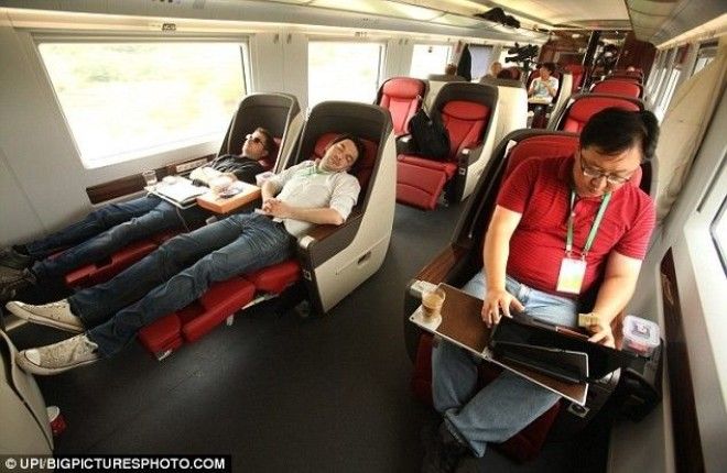 Китайские поезда снаружи и внутри вагон железная дорога китай люди поезд транспорт