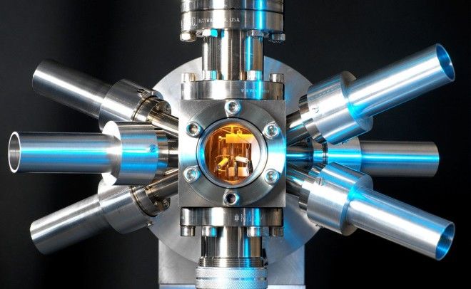 Типы часов На данный момент существует три типа атомных часов, которые работают примерно по одному и тому же принципу. Цезиевые часы, самые точные, разделяют атом цезия магнитным полем. Самые простые атомные часы, рубидиевые, используют рубидиевый газ, заключенный в стеклянную колбу. И, наконец, водородные атомные часы берут за точку отсчета атомы водорода, закрытые в оболочке из специального материала — он не дает атомам быстро терять энергию.