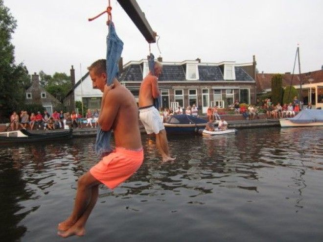 Странная голландская забава зависание на штанах