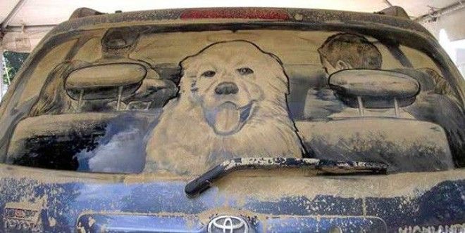 Пыльная работа художник пишет крутые картины на грязных стеклах машин