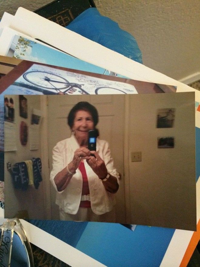 11 Кто сказал что твоя бабушка не может делать селфи у зеркала только потому что в ее телефоне нет ни камеры ни интернета бабушка подарок прикол