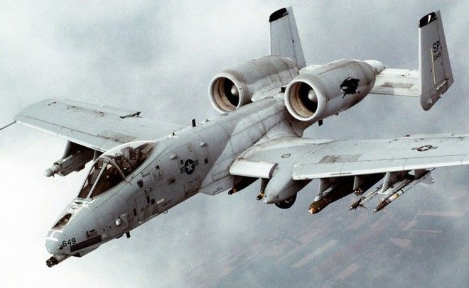 А-10 Thunderbolt II Экипаж: 1 пилотДлина: 16,26 мРазмах крыла: 17,53 мМасса снаряжённого: 10 515 кгМаксимально допустимая скорость: 834 км/чОбъём топливных баков: 6200 лБоевой радиус: 463 кмПрактический потолок: 13 380 м