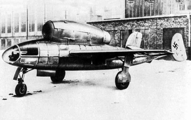 Heinkel He 162 Спроектированный и запущенный в производство в 1944 году, Не 162 был чуть менее безумным проектом, чем V-1 Reichenberg. Воздушное судно с деревянными крыльями предназначалось для неопытных пилотов, однако оно оказалось на порядок сложнее в управлении, чем обычные самолеты. Было создано около 120 самолетов, большая часть из которых разбилась еще на стадии учебных полетов.