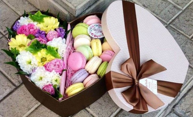 8 Коробку с живыми цветами пирожными макаронс тоже оставьте как самую популярную идею 2016 года позади 14 февраля день сввалентина подарки фото