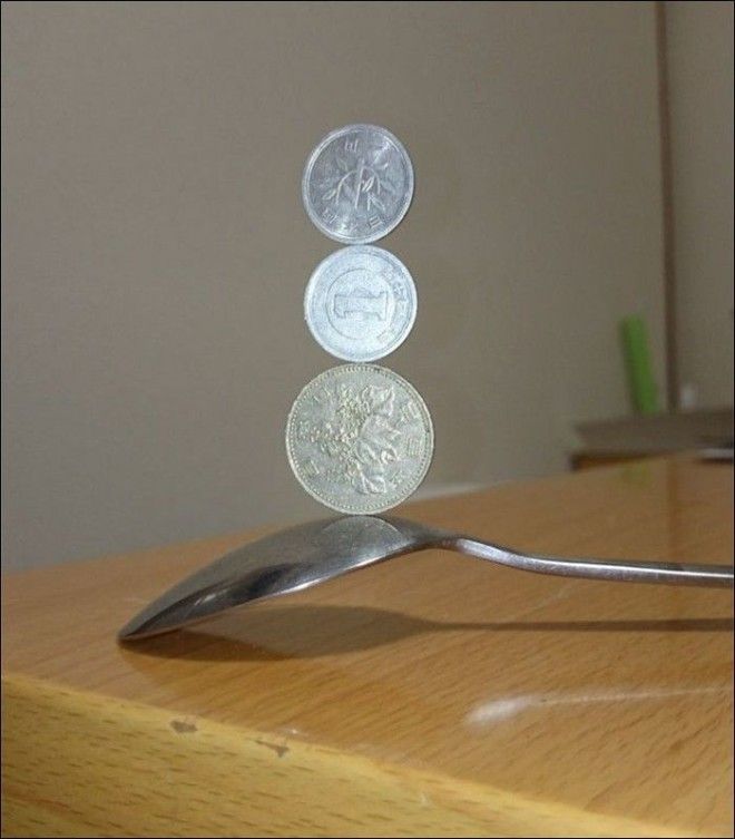 Нахальный вызов гравитации японец составляет невероятные фигуры из монет