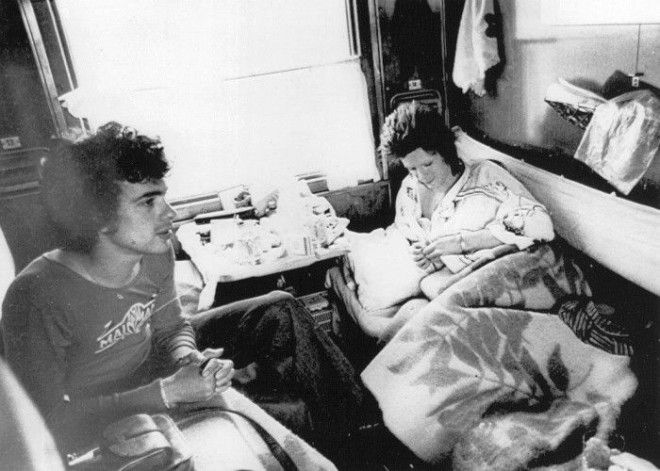 Дэвид Боуи и Джеф МакКормак отдыхающие в своем купе во время долгого путешествия по Транссибу