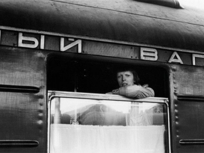 Дэвид Боуи выглядывающий из окна вагона во время путешествия по Транссибу