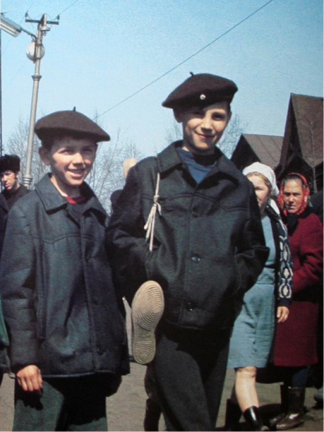 Подростки на одной из станций железной дороги
