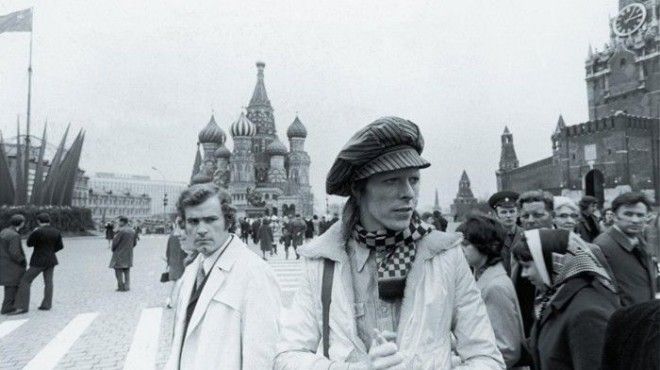 Дэвид Боуи гуляющий на Красной площади