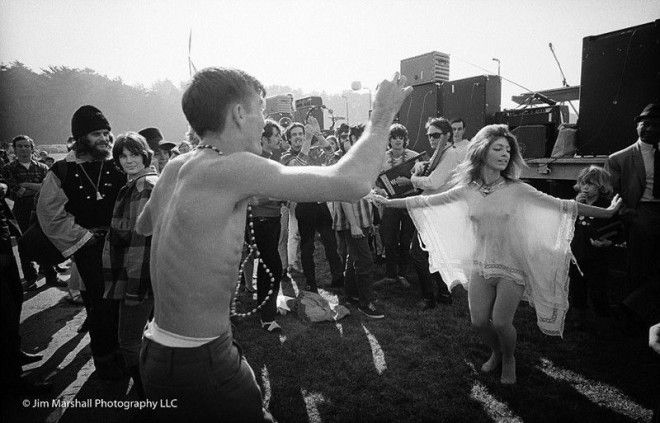 Танцы на фестивале Human BeIn в парке Голден Гейт 14 января 1967 г 1967 год джим маршалл лето любви санфранциско хиппи