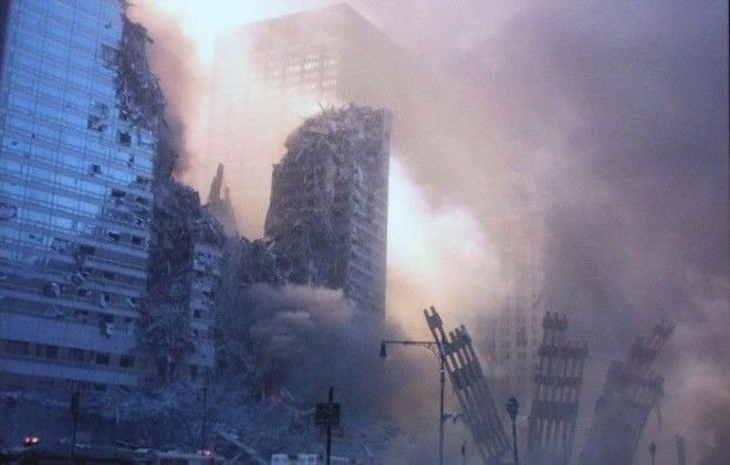 Разрушенные соседние здания от обломков упавшего Всемирного торгового центра вовремя теракта в НьюЙорке США 11 сентября 2001 года Фото Bill Biggart 