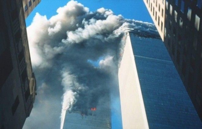 Горящие от столкновения с двумя самолетами башни Всемирного торгового центра вовремя теракта в НьюЙорке США 11 сентября 2001 года Фото Bill Biggart 
