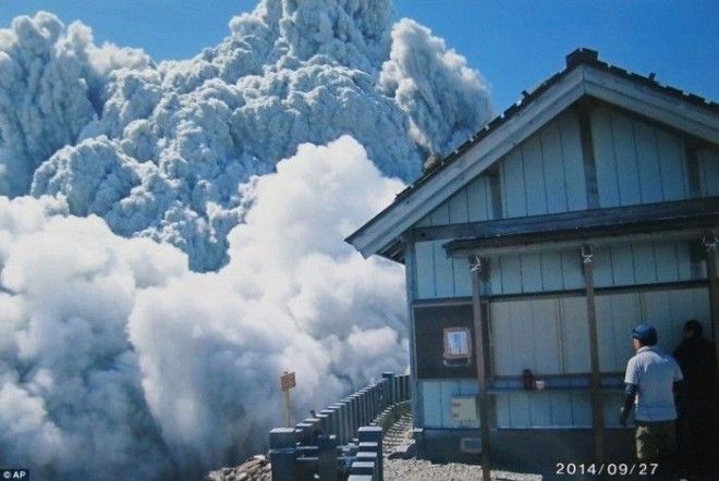 Приближающийся пирокластический поток вовремя Извержение вулкана Онтакэ Япония 27 сентября 2014 года Фото Izumi Noguchi 