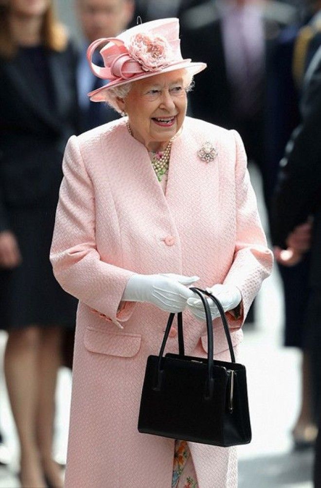 Королева всегда появляется на людях с сумочкой в руках