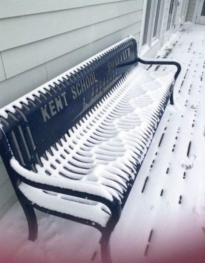 С помощью снега скамейка преобразилась в музыкальный инструмент
