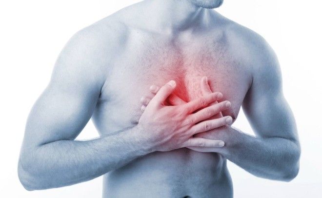 Боль в груди Обязательно обратитесь к врачу Боли в груди особенно постоянные просто так не возникают никогда Чувствуете онемение левой руки острую боль в челюсти и одышку Скорее всего это признаки инфаркта