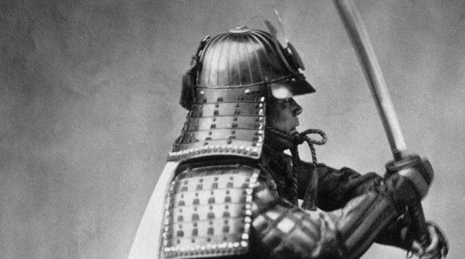 Бусидо Вся жизнь самурая проходила в точном соотвествии с моральноэтическим кодексом Бусидо Слепое подчинение приказам старшего позволяло дайме провинций с уверенностью опираться на свои войска но оно же делало самураев не самыми гибкими в тактическом плане противниками Сегодня историки считают что всего 10 населения Японии принадлежало к этому военному сословию самураем мог стать только сын самурая