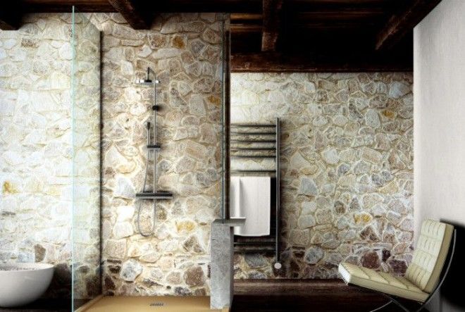 Ванная комната с каменными стенами