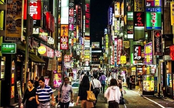 Токио Япония Гарлотта помнят что там было полно неоновых огней и красочных вывесок 