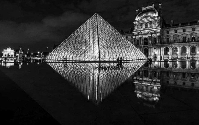 Ночной вид Лувра Франция Им удалось сделать этот кадр пока они бродили по Парижу далеко за полночь