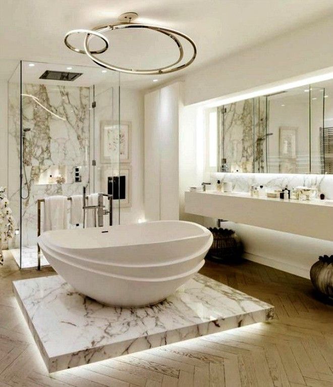 Роскошная ванная комната с мраморными деталями