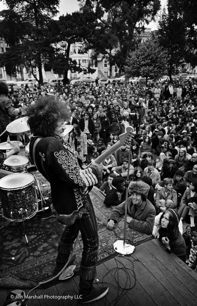 Джими Хендрикс выступает на бесплатном концерте в парке Пэнхэндл в СанФранциско 19 июня 1967 года 1967 год джим маршалл лето любви санфранциско хиппи