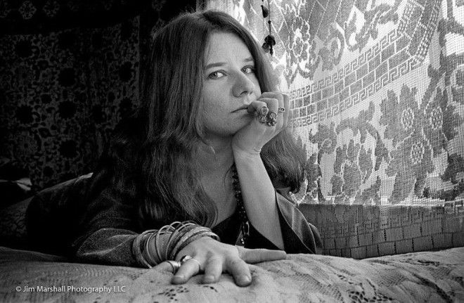 Дженис Джоплин у себя дома в квартире на Лайонстрит декабрь 1967 г 1967 год джим маршалл лето любви санфранциско хиппи