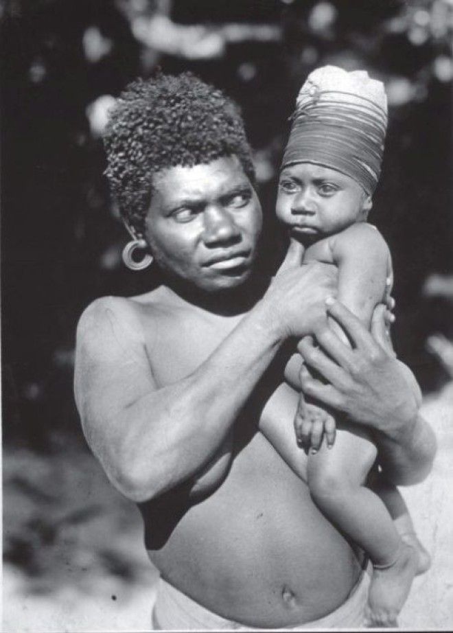 Женщина держит ребенка с замотанной головой Вануату Фото tomboybklyncom