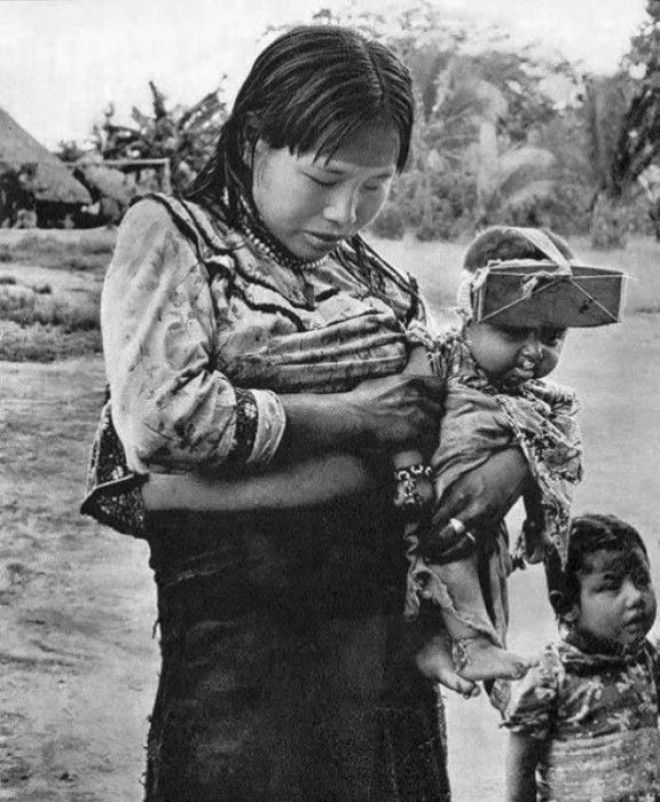 Женщина и ребенок из Укаяли Перу У ребенка на голове устройство которое сплющивает его голову Фото pinterestcom