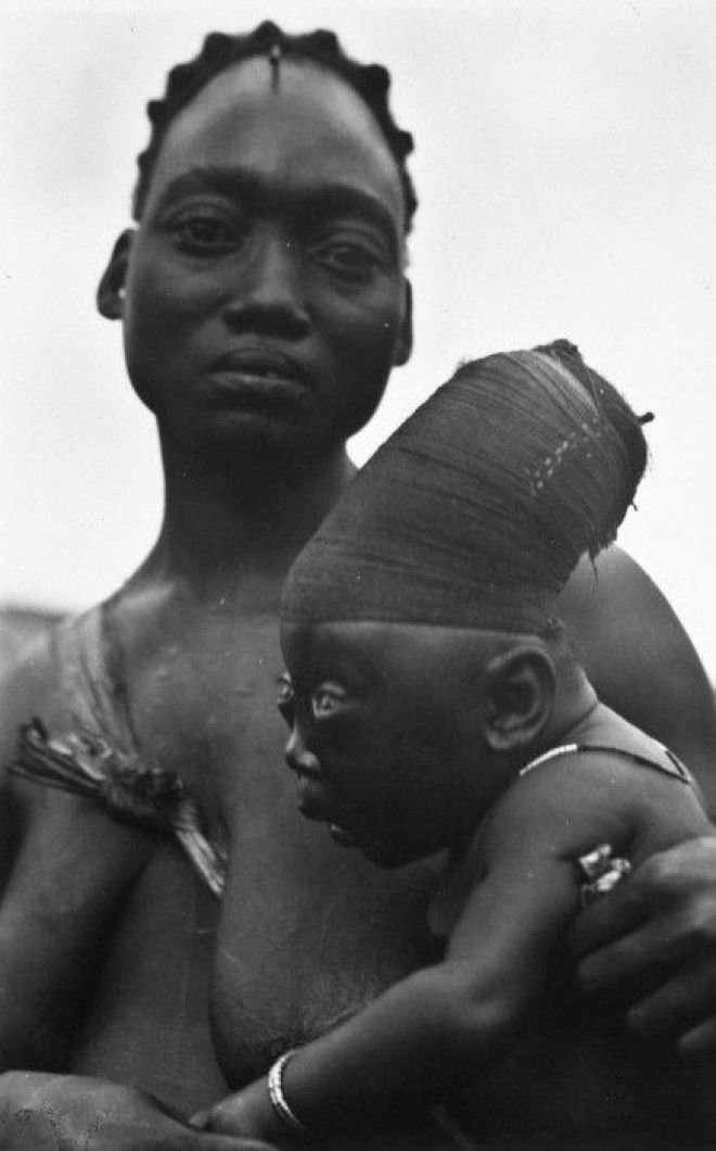 Женщина с ребенком из племени мангбету Конго 1930е годы Фото commonswikimediaorg