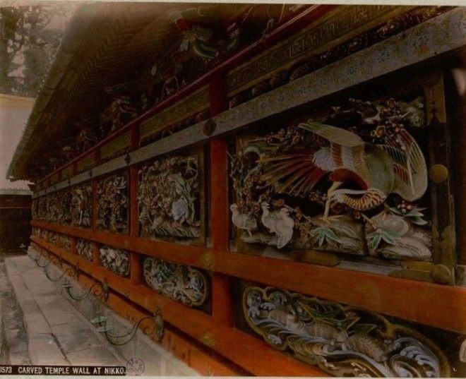 Стены храмов украшены замысловатыми узорами окрашенной резьбой и рисунками