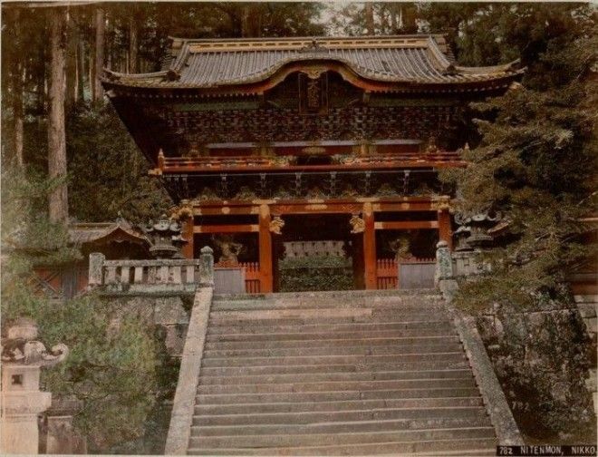 Длинная широкая каменная лестница вокруг которой возвышаются огромные японские кедры ведет ко вторым вратам