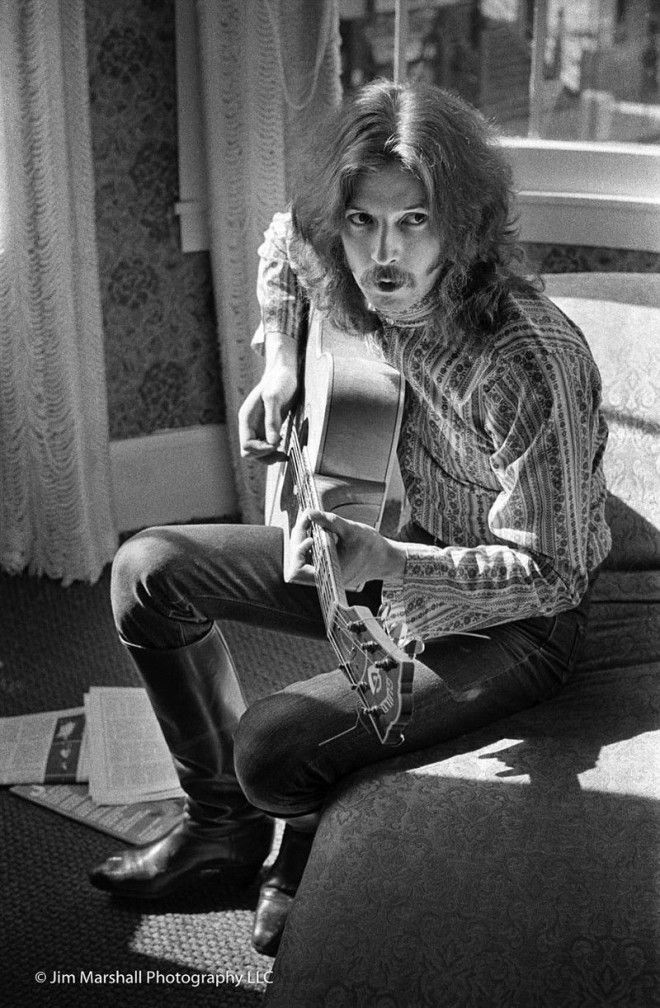 Эрик Клэптон играет на гитаре в квартире фотографа Джима Маршалла на Юнионстрит август 1967 г 1967 год джим маршалл лето любви санфранциско хиппи