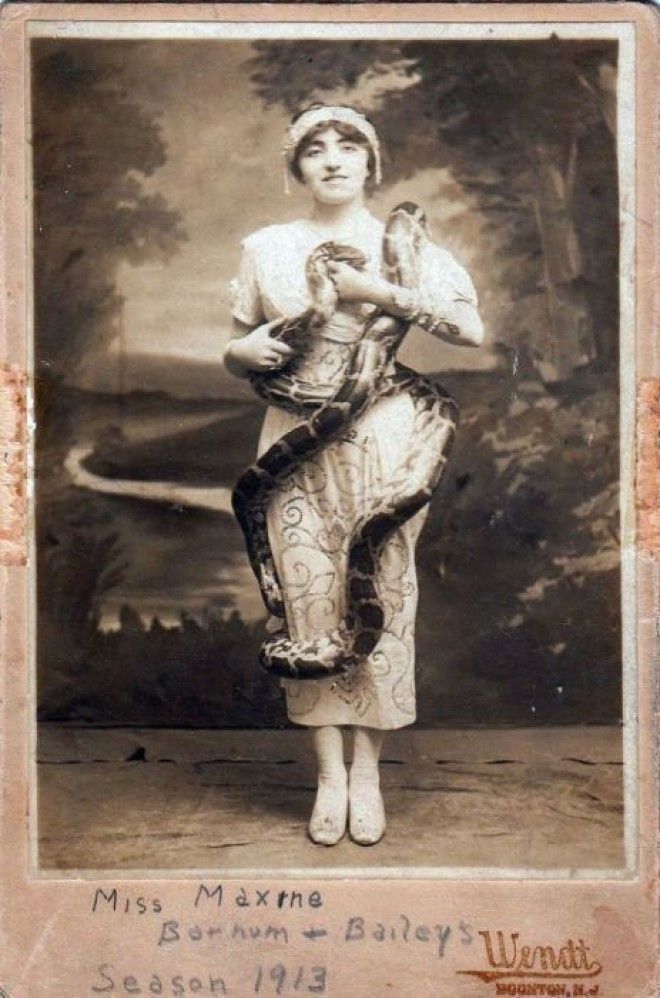 Фото датировано 1913 годом где элегантная девушка держит рептилию
