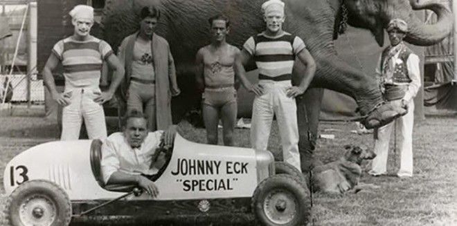Джонни Экк за рулем гоночного автомобиля Фото radioserovru