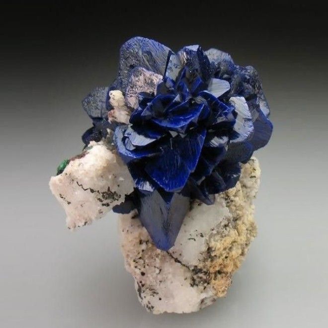 Хрупкий минерал синего цвета со стеклянным блеском