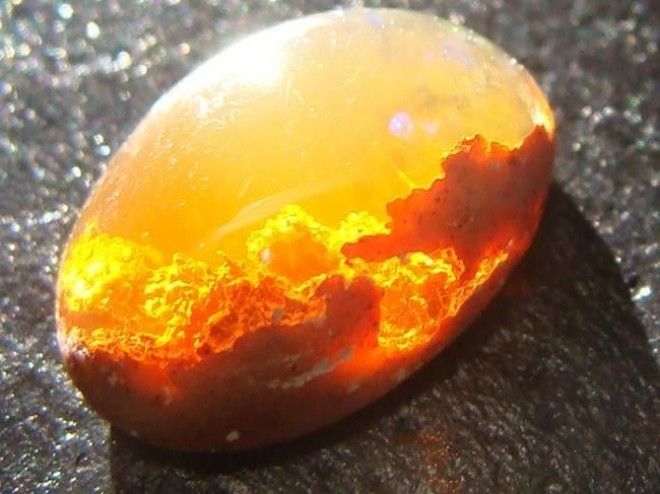Огненный камень имеет оттенки жёлтого красного оранжевого