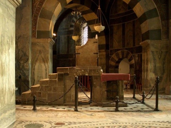 Королевский трон в дворцовой капелле в Ахенском соборе Фото enwikipediaorg
