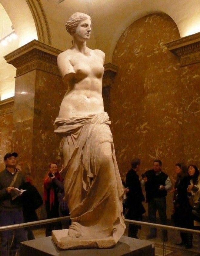 Мраморная статуя богини Афродиты известной как Венера Милосская Фото suncountrykievua