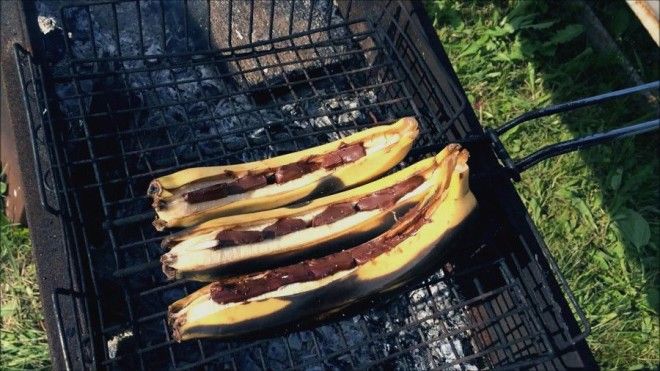 Приготовление жареных бананов на природе