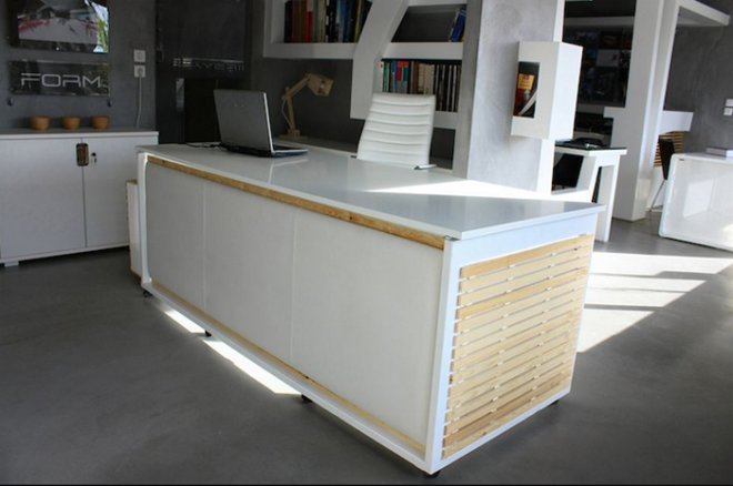 Элегантный рабочий стол белого цвета