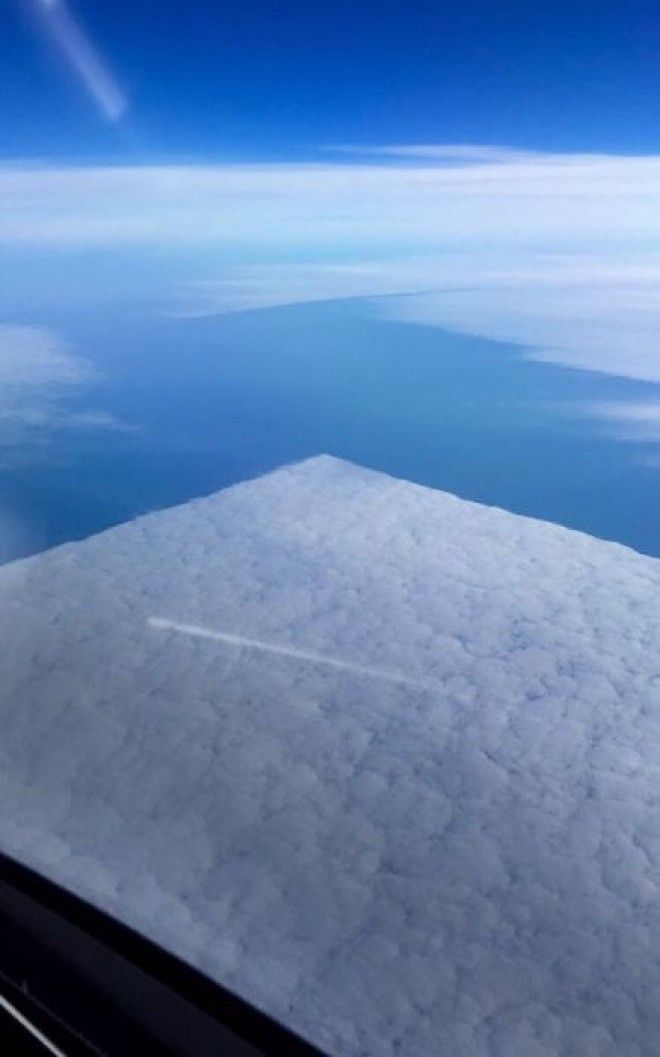 Фотография квадратных облаков сделана из иллюминатора самолета