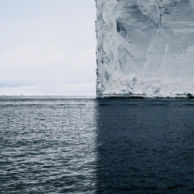 Айсберг океан небо и тень делят мир на четыре равных квадрата