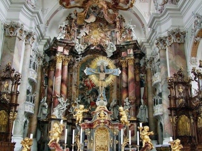 Алтарь и романское распятие в церкви Оттобойрена Фото commonswikimediaorg