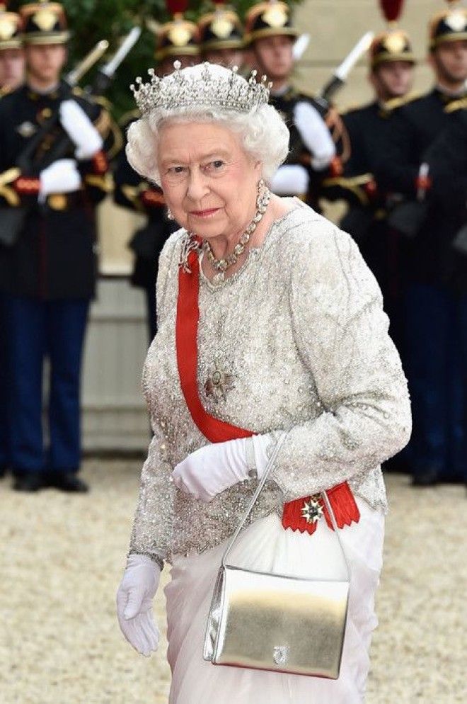 Королева позволяет себе и довольно смелые варианты сумочек