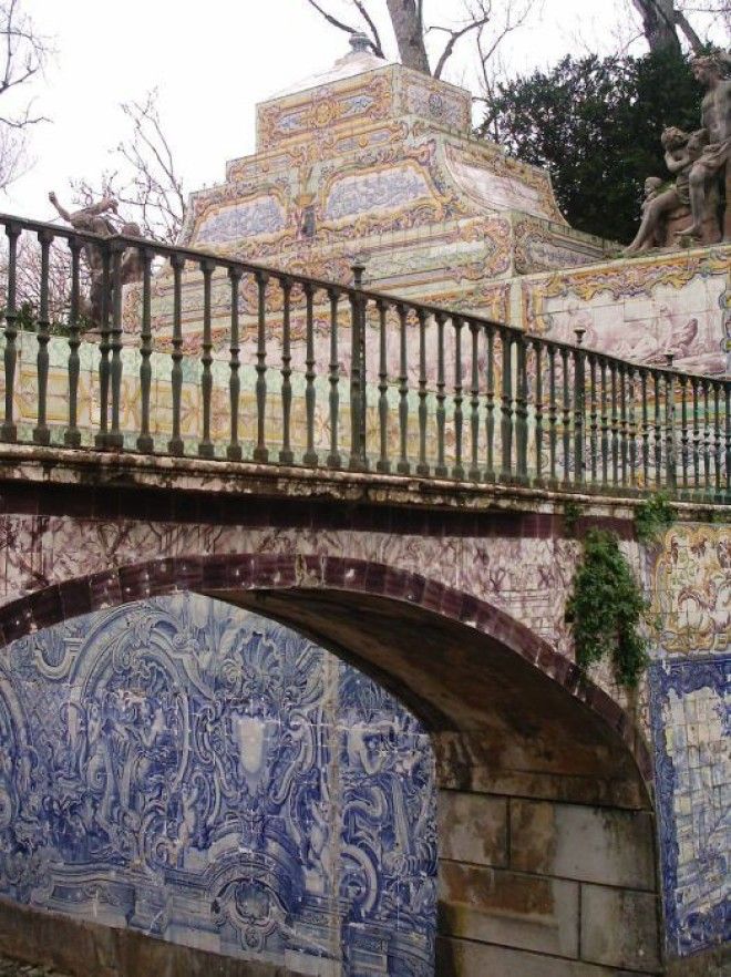 Стены канала в саду выложены португальской керамической плиткой азулежу с типичными мотивами рококо Фото enwikipediaorg