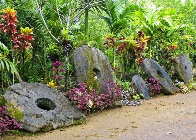 Камни Раи являются национальным символом островов Яп